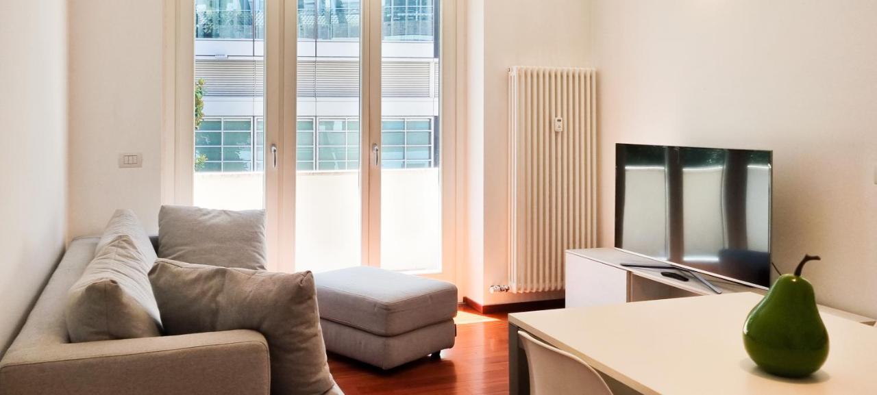 Ferienwohnung Joivy Superb Flat, 2 Balconies & Skyscrapers View Mailand Exterior foto