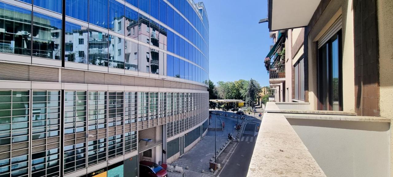 Ferienwohnung Joivy Superb Flat, 2 Balconies & Skyscrapers View Mailand Exterior foto